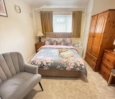 Little Hay House | The RS Inn Cozy Homestay Premium Private Rooms With Parking Near Birmingham Airport, Lake Park For Solo, Couples & Family