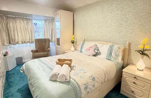 Little Hay House | The RS Inn Cozy Homestay Premium Private Rooms With Parking Near Birmingham Airport, Lake Park For Solo, Couples & Family