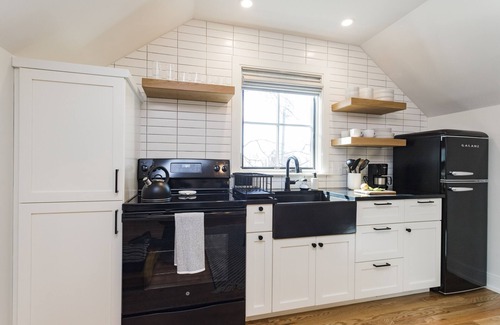 Historic Edgefield House | The Russell House - Walk to Restaurants & Bars!