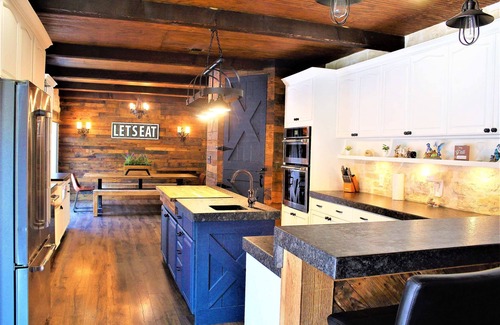 Cross Mountain House | The Rustic Inn- Family friendly, Near Fiesta Texas