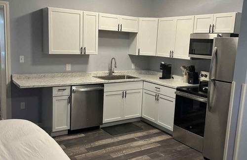 Renick Apartment | The Rustic Railroad Studio 5 Min to HWY 63 Kitchen + Washer/Dryer