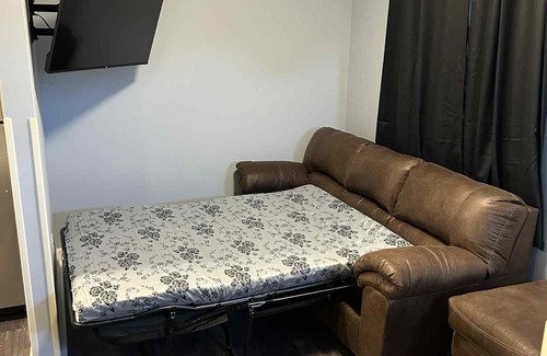 Renick Apartment | The Rustic Railroad Studio 5 Min to HWY 63 Kitchen + Washer/Dryer