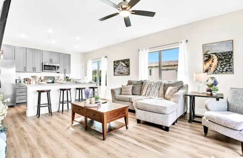 Cityplace Apartment | The Rustic Roost King Bed Minutes to DT