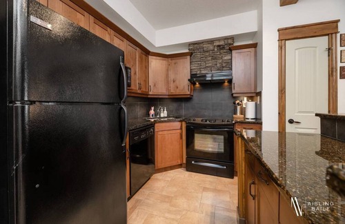 East Kootenay Apartment | The Sable Bright Side | Pool | Hot Tub | Top Floor