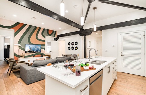 Downtown Nashville Cottage | The Saddlery - Mic Drop - Walk to Broadway