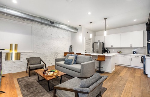 Downtown Nashville Cottage | The Saddlery - Mic Drop - Walk to Broadway