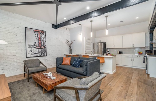 Downtown Nashville House | The Saddlery-Playlist-2 Units-Walk to Broadway
