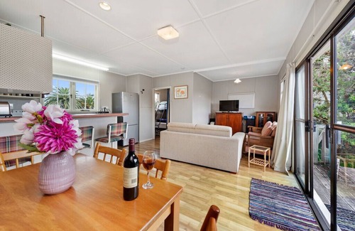 Papamoa Beach Cottage | The Salty Air Bach - Papamoa Beach