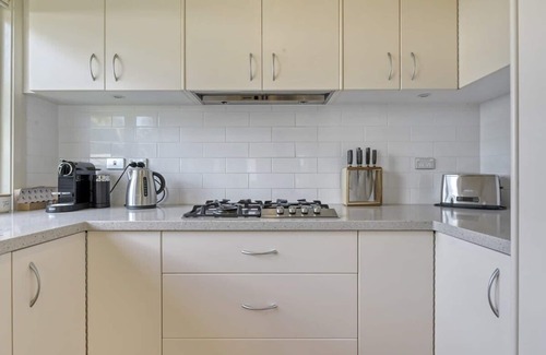 Bletchington Apartment | The Sampson Haven - Luxe CBD Getaway, Pets Allowed