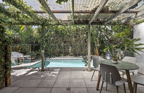 New Farm Apartment | The Sanctuary! 1Bed, 1Bath, 1Car, POOL~Teneriffe