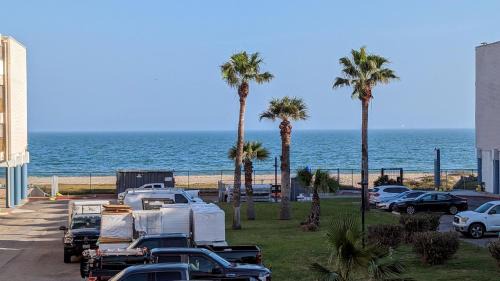 North Beach Apartment | The Sandbar Stay - North Beach Waterfront Condo
