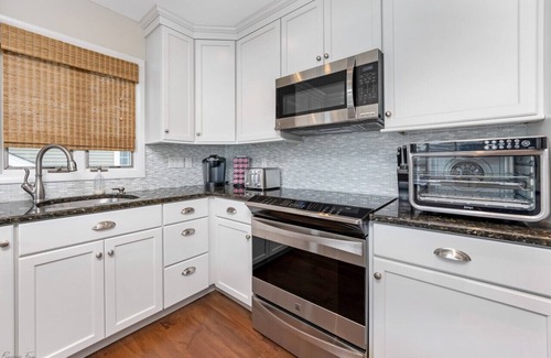 Avalon House | The Sandpiper Beach House: Beautiful & Spacious Smart Home, Close to Avalon's Beach & Town!