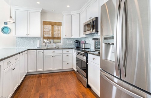 Avalon House | The Sandpiper Beach House: Beautiful & Spacious Smart Home, Close to Avalon's Beach & Town!