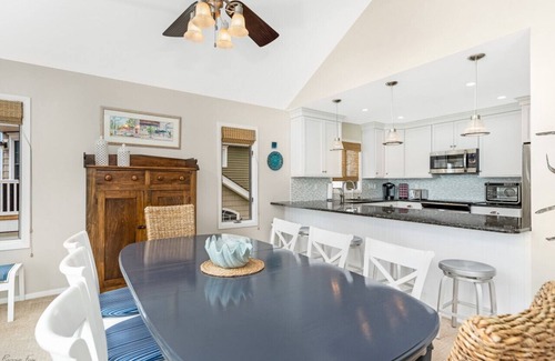 Avalon House | The Sandpiper Beach House: Beautiful & Spacious Smart Home, Close to Avalon's Beach & Town!