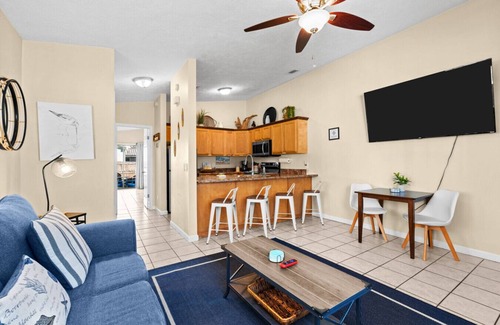 Crescent Beach House | The Sandpiper King Bed 5 Min Walk to Beach!