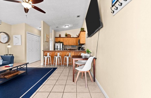 Crescent Beach House | The Sandpiper King Bed 5 Min Walk to Beach!