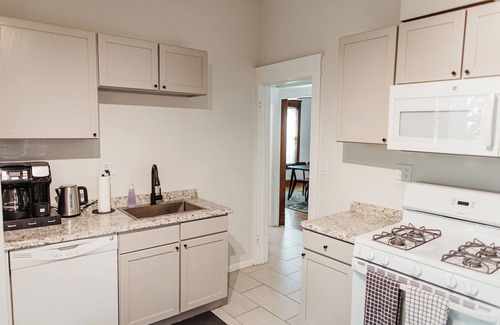 Hanover Place Apartment | The Sandstone - Monthly Retreat in Heart of Kansas City
