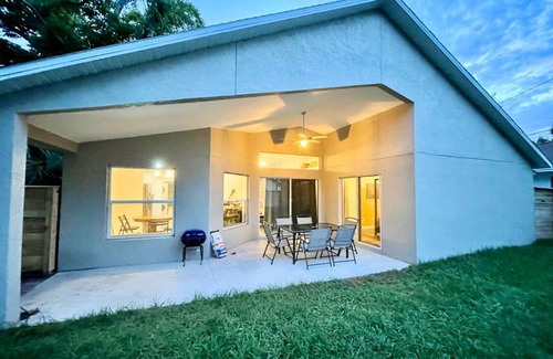 Sanford House | The Sanford Ave House with fully-fenced yard