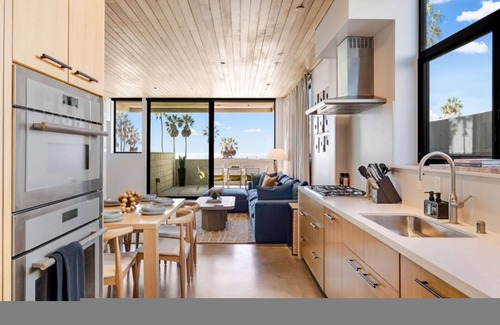 Venice House | The Santa Monica Sunset - Beachfront Luxury