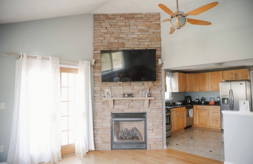 Revere Apartment | The Sapphire House with Deck in Revere Beach
