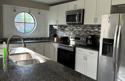 Burton House | The Sapphire Retreat! Great for MCRD Parris Island and Family-Friendly