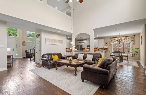 Allen House | The Sapphire Sanctuary : 5 Bedroom Haven & Sparkling Pool