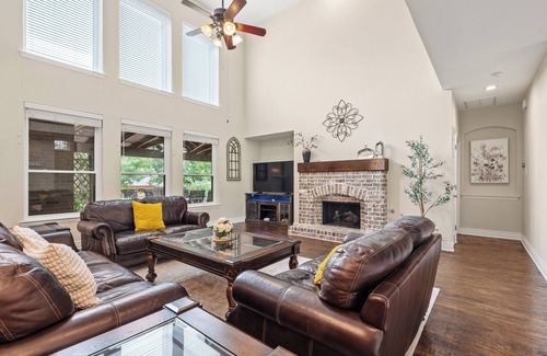 Allen House | The Sapphire Sanctuary : 5 Bedroom Haven & Sparkling Pool