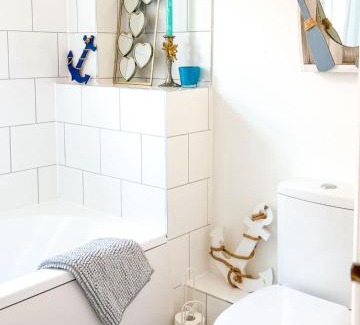 Poole Apartment | The Sashes - Stylish Apartment - FREE Parking - Ultrafast WIFI - Smart TV - Netflix - sleeps up to 6! Close to Poole Town Center & Sandbanks & Bournemouth