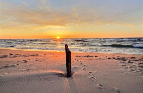 Shorewood-Tower Hills-Harbert House | The Sawyer Hideaway - 3BR 2B with Hot Tub & Fire Pit - 5 mins to beach