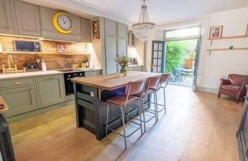 Bonnington Apartment | The Saxe-Coburg Garden Flat with Spa