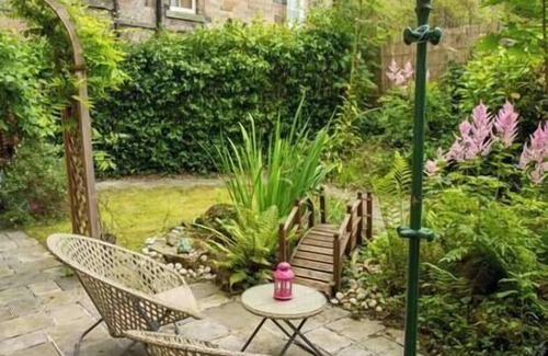 Bonnington Apartment | The Saxe-Coburg Garden Flat with Spa