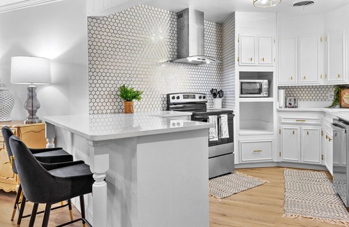 Sayles Blvd. Area House | The Scarlet- Best Place to stay!n