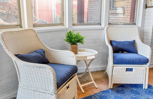 Sayles Blvd. Area House | The Scarlet- Best Place to stay!n