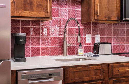 Sedalia Apartment | The Scarlet Suite - Luxury 2-bedroom Apartment in Downtown Sedalia