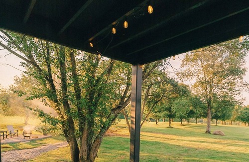 Barneveld Apartment | The Scenic Orchard with hot tub & beautiful views!