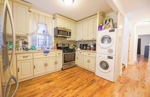 Crown Heights House | The Schenectady House - Unit 2 Standard Room/Shared Bath & Common Areas