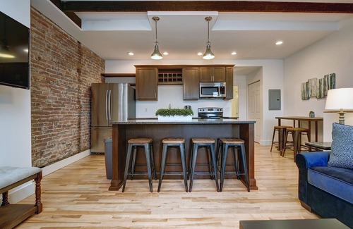 South Side Flats House | The Schenley! 8 Bed/5 bath! Sleeps 22! 4 x Free Parking!