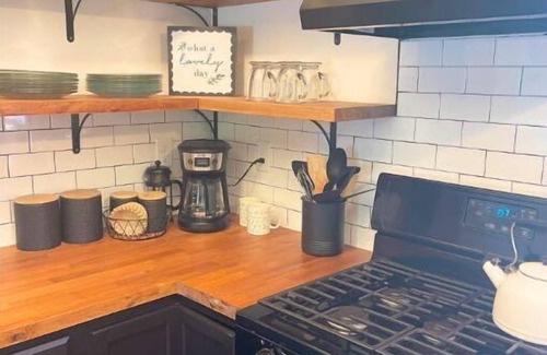 Graymont House | The Schoolhouse Cabin - Hot Tub and Game Room!