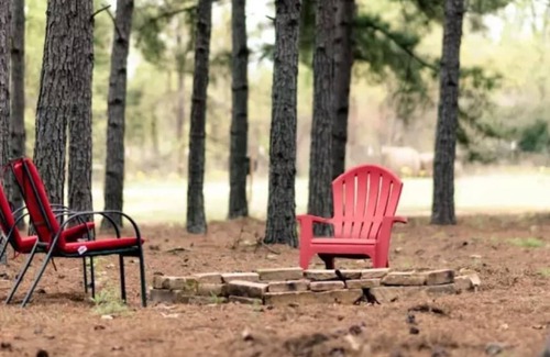 Hawkins Apartment | The Schoolhouse , peaceful at Music Springs