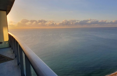 Seybold Apartment | The Sea and the City merge in all dreams