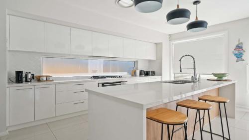 Noraville House | 'The Sea Shell' Brand New, Direct Beach Access