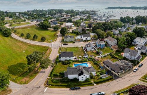 Stonington Apartment | The Seafarers Stay A Nautically Themed 3BR Flat in Stonington Borough