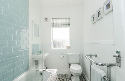 Sutton-on-Sea Cottage | THE SEASIDE RETREAT, pet friendly, with a garden in Sutton-On-Sea