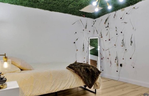 Champaign Apartment | The Secret Garden - Room 4