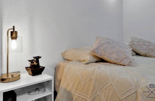 Champaign Apartment | The Secret Garden - Room 5