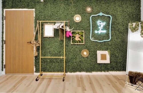 Champaign Apartment | The Secret Garden - Room 5