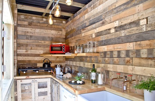 Kilkhampton Cabin | The Secret Roundhouse - En-suite glamping sleep 2 with hot tub close to beaches