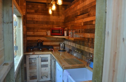Kilkhampton Cabin | The Secret Roundhouse - En-suite glamping sleep 2 with hot tub close to beaches