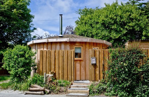 Kilkhampton Cabin | The Secret Roundhouse - En-suite glamping sleep 2 with hot tub close to beaches