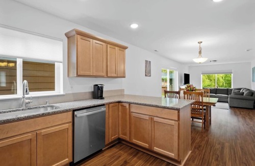 Olympia House | The Sequoia: New! 4bd w/Soak Tub & Sauna Olympia